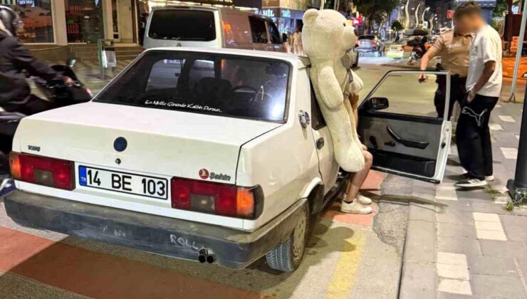 Peluş ayı ehliyetsiz sürücüyü ele verdi