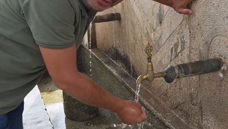 Bolu’da hassas vatandaş, hayvanların su içtiği yosunlu çeşmeyi temizledi